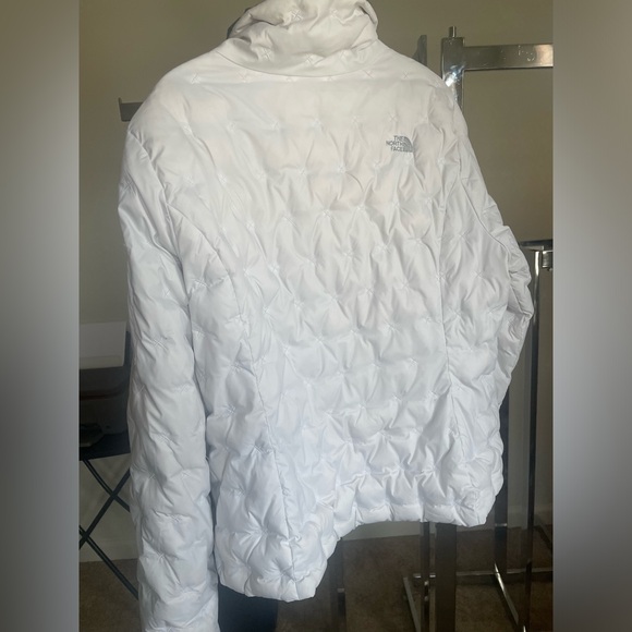 The North Face White Puffer Jacket 550 series - Picture 3 of 15